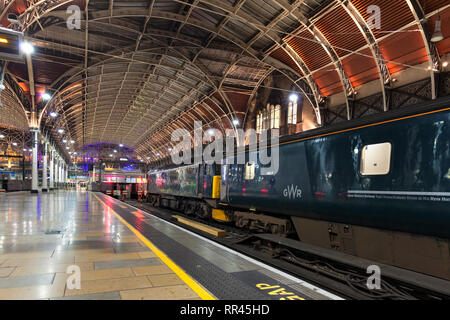 First Great Western railway class 57 locomotive at London Paddington having arrived with the 2145 Penzance - London Paddington night Riviera sleeper Stock Photo