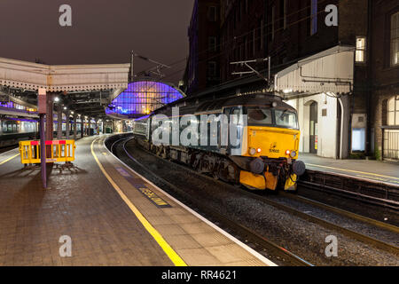 The First Great Western 23.45 Night Riviera sleeper train to Penzance at London Paddington hauled by a class 57 locomotive Stock Photo