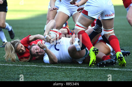 England's Sarah Bern scores the first try of the game during the Guinness Women's Six Nations match at Cardiff Arms Park, Cardiff. Stock Photo