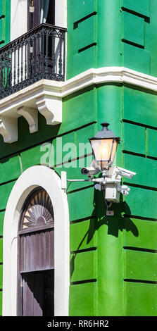 A colorful odl building on the narrow streets of Old San Juan, Puerto Rico Stock Photo