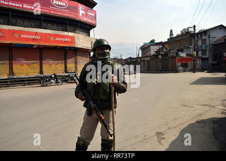 Srinagar, Jammu And Kashmir, India. 22nd Feb, 2019. Indian trooper stands alert during restrictions in old city of Srinagar, the summer capital of Indian controlled Kashmir, India. Authorities imposed restrictions in parts of Srinagar city to prevent protests against the mass detention of separatist leader Yasin Malik and over 150 Jamaat-E-Islami (JI) cadres. Credit: Masrat Zahra/ZUMA Wire/Alamy Live News Stock Photo