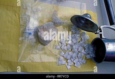 Palmer Park, Maryland, USA, 1989 Prince Georges County Police display cash cell phone, powder and crack cocaine seized from street level dealer after an undercover bust. Stock Photo