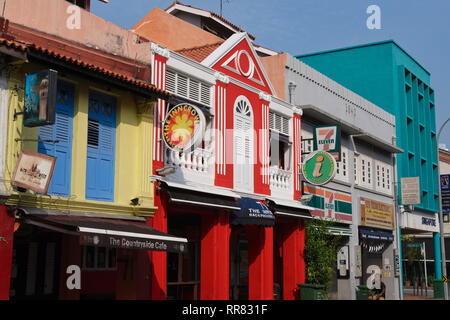 The Inncrowd Backpackers inn, a budget accommodation in Dunlop Street, Little India, Singapore and colorful surroundings houses Stock Photo