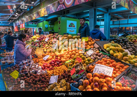 Stand mit exotischem Obst und Früchten  in der Markthalle /  Markthal , Rotterdam, Südholland, Niederlande  | Market stall with exotic fruits, Marktha