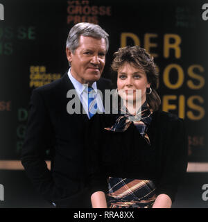 DER GROSSE PREIS / WIM THOELKE mit neuer Assistentin KAROLINE REINHARDT, Sendung vom 7.1.1987 EM / Überschrift: DER GROSSE PREIS Stock Photo