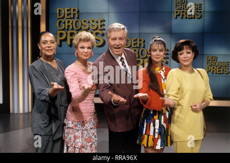 DER GROSSE PREIS / WIM THOELKE mit seinen Assistentinnen, 1992 EM / Überschrift: DER GROSSE PREIS Stock Photo