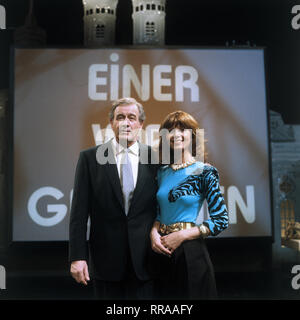 EINER WIRD GEWINNEN / HANS JOACHIM KULENKAMPFF und GABY KIMPFEL, Sendung vom 25.4.1981 DFA28448 / Überschrift: EINER WIRD GEWINNEN Stock Photo
