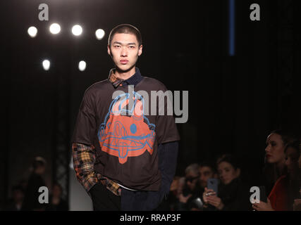 Milan, Italy. 25th Feb, 2019. A model presents a creation of Alexandra Moura during Milan Fashion Week Autumn/Winter 2019/2020 in Milan, Italy, Feb. 25, 2019. Credit: Cheng Tingting/Xinhua/Alamy Live News Stock Photo