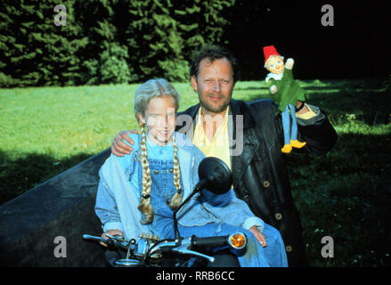 Der Weinhändler Schrott (AXEL MILBERG) lockt als Zauberer die kleine Annemarie (JUDITH THAYENTHAL) in den Wald. Regie: Nico Hofmann / Überschrift: ES GESCHAH AM HELLICHTEN TAG / BRD 1996 Stock Photo