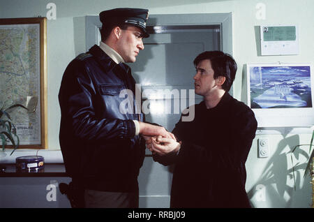 Peter Lombardi wird wegen einer Falschaussage verhaftet. Doch Peter gelingt es, der Polizei zu entkommen... Szene mit UWE BOHM (Peter Lombardi) Regie: Ralph Bohn aka. Das Ende eines Killers / Überschrift: DIE DREI / BRD 1995 Stock Photo