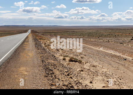asphalt road Sainshand Zamiin-Uud in Mongolia, desert landscape Gobi Desert Stock Photo