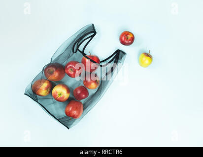 Top view of apples in a reusable string bag. Sustainable eco packaging concept: shopping for groceries with a multi-use bag to reduce ecological footp Stock Photo