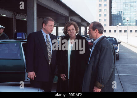 Folge: Auf Sand gebaut Auf einem Parkdeck wird der gesuchte Porsche gefunden... Bild: RAINER HUNOLD (Rechtsanwalt Dr. Franck), GABY DOHM (Desiree Jensen), HANS-GEORG PANCZAK (Kommissar Schäfer) aka. Auf Sand gebaut / Überschrift: EIN FALL FÜR ZWEI Stock Photo