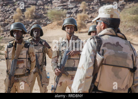 Mauritanian soldiers receive instruction from a Portuguese soldier during ambush training at Exercise Flintlock 2019 February 23, 2019 in Atar, Mauritania. Flintlock is a multi-national exercise consisting of 32 African and Western nations at multiple locations in Burkina Faso and Mauritania. Stock Photo