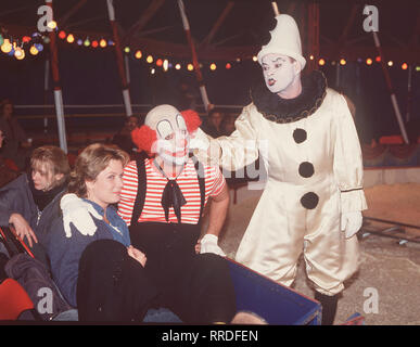 FAUST- Faust (HEINER LAUTERBACH, M.) schleußt sich als 'Mädchen für alles' in einen Zirkus ein, um einen Erpresser zu fassen, der bei der Geldübergabe nur aufgrund seiner akrobatischen Fähigkeiten entkommen konnte. Szene mit Verena (JANETTE RAUCH) und Clown Zwipf (VOLKER LECHTENBRINK). Regie: Michael Mackenroth aka. Jagd auf Mephisto / Überschrift: FAUST / BRD 1994 Stock Photo