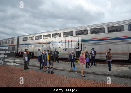 Train passengers smoke on the station platfom during a brief stop in  Cumberland, MD, on the Amtrak train Capital Limited, traveling from Chicago  to Wa Stock Photo