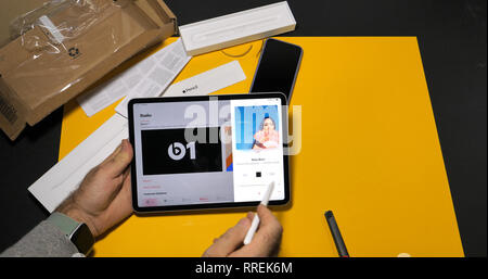 PARIS, FRANCE - NOV 16, 2018: Man listen to Apple Radio beats 1 on latest iPad Pro Stock Photo