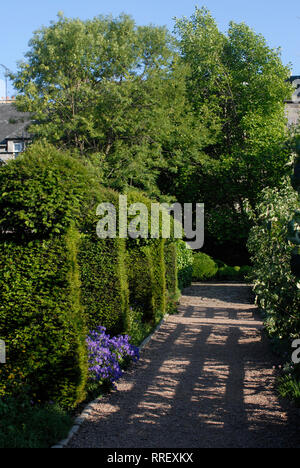 Tourism: Dunbar's Close Garden. The Royal Mile, Edinburgh, Edimburgo, Scotland, United Kingdom Stock Photo