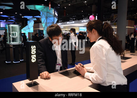 February 25, 2019 - LÂ´Hospitalet, Catalonia, Spain - A staff member of the Samsung company seen explaining to a client the characteristics of the new model S-10 at the Mobile World Congress in Barcelona Credit: Ramon Costa/SOPA Images/ZUMA Wire/Alamy Live News Stock Photo