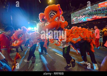 Johor Bahru, Malaysia. 25th Feb, 2019. People perform lion dance during the Chingay Night Parade in Johor Bahru, Malaysia, Feb. 25, 2019. Local Chinese in Johor Bahru hold the annual tradition to celebrate the Chinese new year and wish for peace and prosperity with the highlight of the Chingay Night Parade, as deities are carried around the main streets of Johor Bahru joined by procession including floats, lion and dragon dancers. Credit: Chong Voon Chung/Xinhua/Alamy Live News Stock Photo