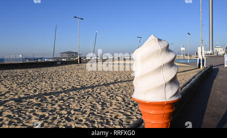 Brighton, UK. 26th Jan, 2019. Looks like being another ice cream day on Brighton seafront as the unusually warm sunny weather continues throughout Britain with some areas forecast to reach over 20 degrees centigrade again Credit: Simon Dack/Alamy Live News Stock Photo