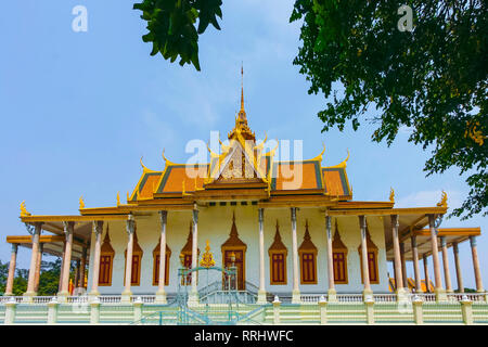 Wat Preah Keo Morokat Wat (Silver Pagoda) (Temple of the Emerald Buddha), Royal Palace Park, city centre, Phnom Penh, Cambodia, Indochina Stock Photo