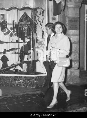 Soraya, 22.6.1932 - 25.10.2001, Empress of Persia 12.2.1951 - 6.4.1958, full length, Rome, 24.4.1964, Additional-Rights-Clearance-Info-Not-Available Stock Photo