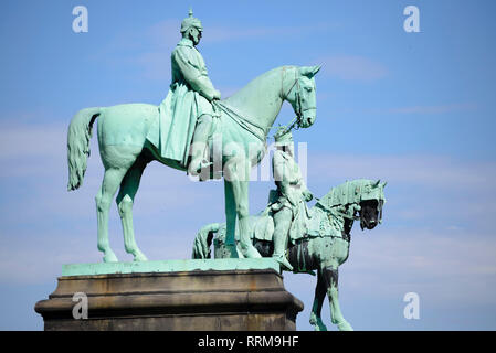 Kaiser Wilhelm, Kaiser Barbarossa, Kaiserpfalz mit Reiterstandbild, Goslar, Harz, Niedersachsen, Deutschland Stock Photo