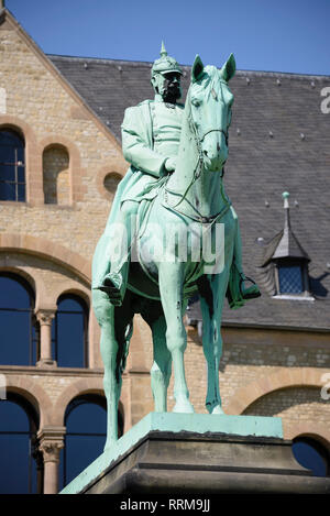 Kaiserpfalz mit Reiterstandbild Kaiser Wilhelm, Goslar, Harz, Niedersachsen, Deutschland Stock Photo