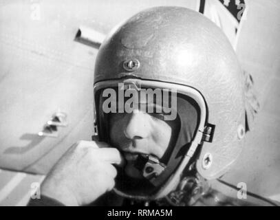Apt, Milburn G., 9.4.1924 - 27.9.1956, American aviator, portrait, shortly before his flight with a Bell X-2, Edwards Air Force Base, California, 29.9.1956, Additional-Rights-Clearance-Info-Not-Available Stock Photo
