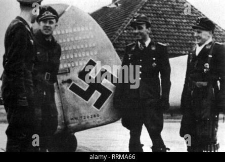 schnaufer heinz wolfgang 16 2 1922 15 7 1950 german air force officer half length with his crew aerial gunner wilhelm gaensler radio operator friedrich rumpelhardt 1944 1945 additional rights clearance info not available stock photo alamy