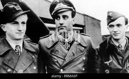 schnaufer heinz wolfgang 16 2 1922 15 7 1950 german air force officer half length with his crew aerial gunner wilhelm gaensler radio operator friedrich rumpelhardt 1944 1945 additional rights clearance info not available stock photo alamy