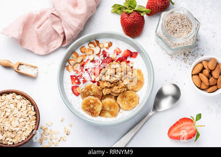 Yogurt bowl with superfoods, fruits and granola. Vegan or vegeterian breakfast, snack. Concept of clean eating, dieting, healthy eating and weight los Stock Photo