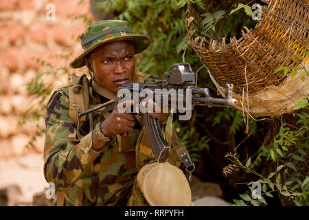 Bobo Dioulasso, Burkina Faso. 25th Feb, 2019. A Niger soldier takes part in simulated hostile village combat training alongside soldiers from Burkina Faso and Niger during Exercise Flintlock 2019 February 25, 2019 in Loumbila, Burkina Faso. Flintlock is a multi-national exercise consisting of 32 African and Western nations at multiple locations in Burkina Faso and Mauritania. Credit: Planetpix/Alamy Live News Stock Photo