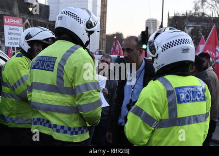 London, Greater London, UK. 25th Feb, 2019. Police officers seen talking to a demonstrator during the protest.Minicab drivers blocked Parliament Square in protest over changes to the congestion charge. Drivers are against congestion charges introduced by Mayor Sadiq Khan. TFL said the measure is necessary to reduce London's air pollution. Credit: Andres Pantoja/SOPA Images/ZUMA Wire/Alamy Live News Stock Photo