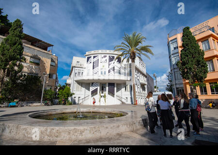 Tourists and tour guide in the recently restored Beit Ha’ir museum and cultural centre, Bialik Square, Tel Aviv Stock Photo