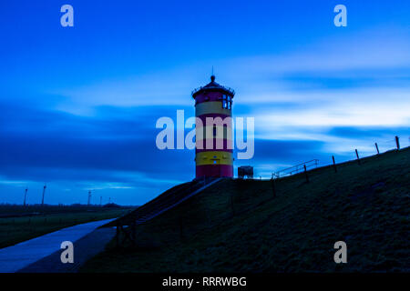 Der Pilsumer Leuchtturm auf dem Nordseedeich bei Pilsum, Gemeinde Krummhörn, Ostfriesland, Niedersachsen, Stock Photo