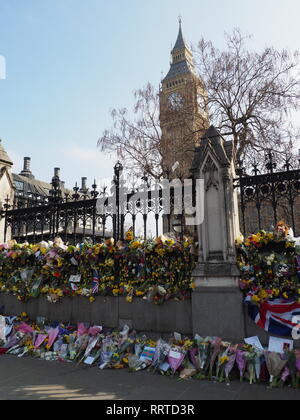Flowers outside Westminster after the terrorist attack in March 2017 - London Stock Photo