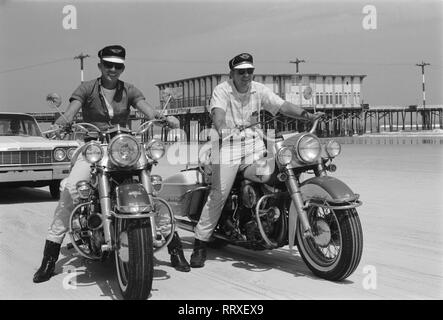 USA - Florida ca. 1959, Motorradfahrer am Daytona Beach. Bikers at Daytona Beach. Stock Photo