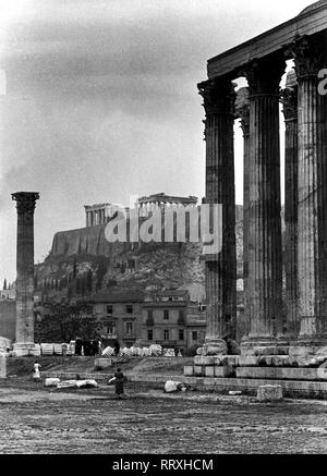 Athen -  Zeustempel und Akropolis, Griechenland, 1950er Jahre. Athens, temple of Zeus at Acropolis, Greece 1950s. Stock Photo