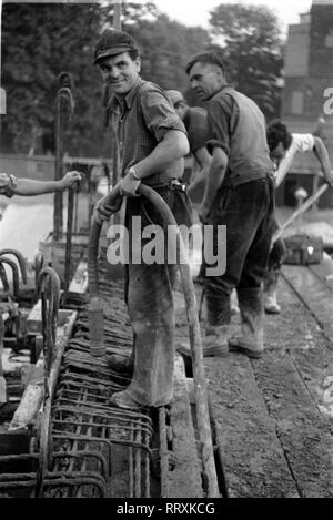 Germany - Deutschland ca. 1950, Düsseldorf, Bauarbeiter (Kurt Eigen) bei der Arbeit. Construction worker at Duesseldorf, Germany. Stock Photo