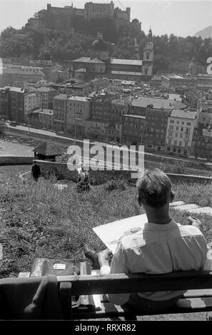 Austria - Österreich 1957, Blick vom Kapuzinerberg auf den Dom (im Vordergrund) und die Festung Hohensalzburg (im Hintergrund)