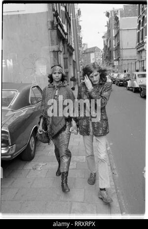 Netherlands - Amsterdam ca. 1960, Jugendliche beim Bummel in der Altstadt 60er Jahre, Gammler Stock Photo