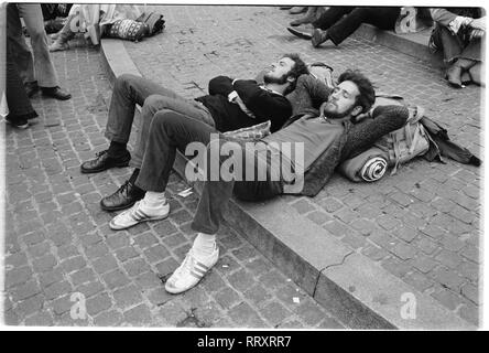 Netherlands - Amsterdam ca. 1960, schlafende Jugendliche beim Treff internationaler Jugend 60er Jahre, Gammler Stock Photo