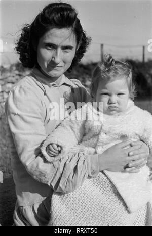 Travel to Rome - Italy in 1950s - young mother with child in Rome, Via Appia Antica. Junge Mutter mit ihrem Kind in Rom, Italien. Photo Erich Andres Stock Photo
