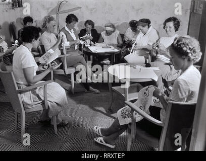 Germany - Frauen bei der Handarbeit im Müttergenesungswerk, Deutschland 1952 Stock Photo