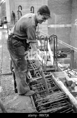 Germany - Deutschland ca. 1950, Bauarbeiter in Düsseldorf Stock Photo