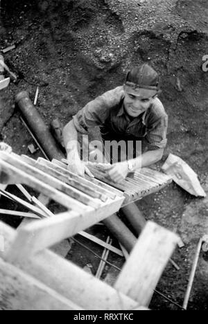 Germany - Deutschland ca. 1950, Bauarbeiter  in Düsseldorf. Construction worker at Duesseldorf, Germany ca. 1950. Stock Photo