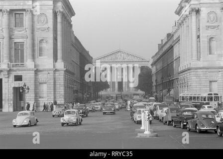 Traffic - France in 1960. Traffic in Paris, VW Käfer on the Rue Royale and a view to the Madeleine church ( Eglise de la Madeleine ). Photo by Erich Andres VW Käfer unterwegs  -  Paris - Rue Royale - Blick auf die Kirche Sainte-Marie-Madeleine   -   VI Stock Photo