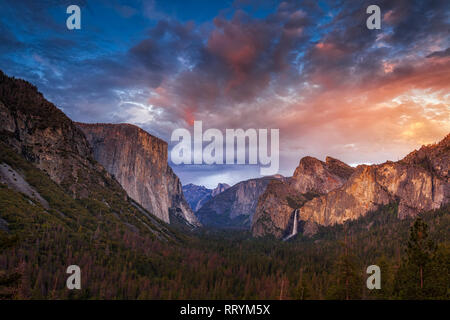 Dramatic skies at sunset over the Tunnel View overlook in Yosemite National Park Stock Photo